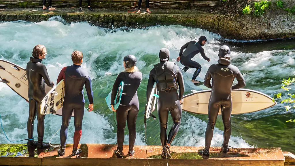 München gibt die Eisbachwelle wieder zum Surfen frei