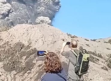 Touristen trotz Warnung in Vulkanasche gefangen