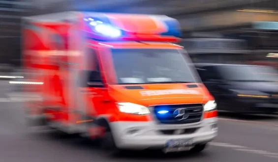 Verkehrsunfall in Hamburg-Neuenfelde: Linienbus kollidiert mit Transporter