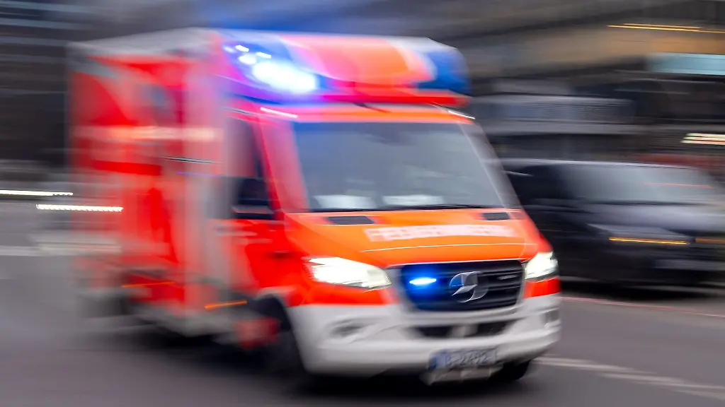 Verkehrsunfall in Hamburg-Neuenfelde: Linienbus kollidiert mit Transporter