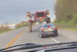 Gefährliches Unterfangen auf US-Straße gefilmt