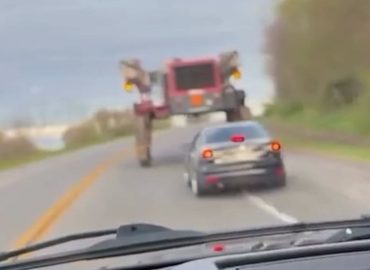 Gefährliches Unterfangen auf US-Straße gefilmt