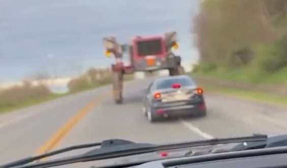 Gefährliches Unterfangen auf US-Straße gefilmt