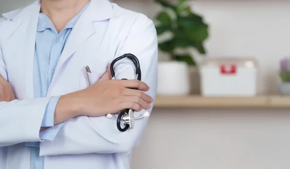 Streit um Milliarden-Sparpaket: Gesundheitsministerin Warken warnt Ärzte