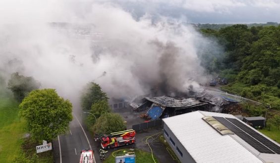 Großbrand in Produktionshalle in NRW: Feuerwehreinsatz zur Bekämpfung von giftigem Rauch