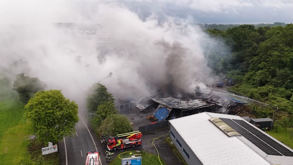 Großbrand in Produktionshalle in NRW: Feuerwehreinsatz zur Bekämpfung von giftigem Rauch