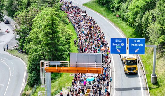 Proteste am Brenner-Autobahn: Tausende Menschen fordern Entlastung