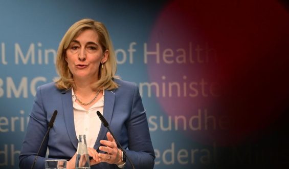 Warken plant Reform der Pflegeversicherung