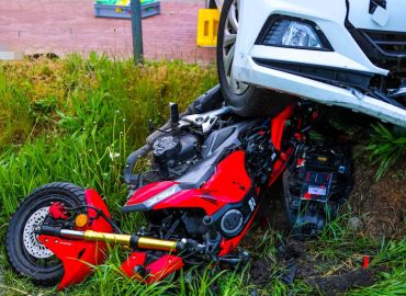 Schwerer Unfall in Brandenburg: Fahrschüler unter Fahrschulauto eingeklemmt