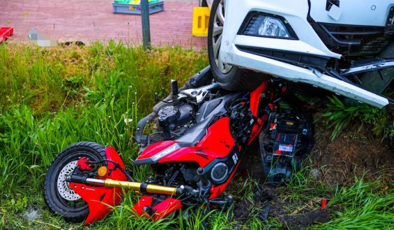 Schwerer Unfall in Brandenburg: Fahrschüler unter Fahrschulauto eingeklemmt