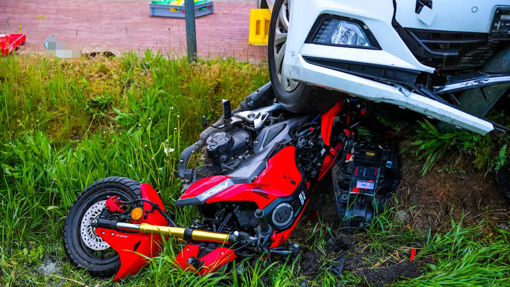 Schwerer Unfall in Brandenburg: Fahrschüler unter Fahrschulauto eingeklemmt
