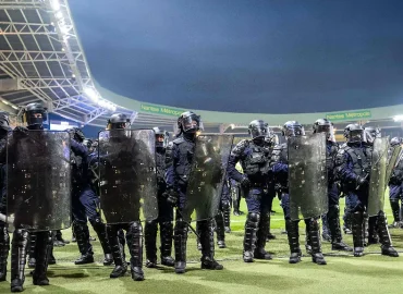 Platzsturm bei FC Nantes: Spielabbruch durch Fan-Ausschreitungen