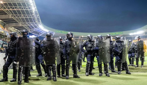 Platzsturm bei FC Nantes: Spielabbruch durch Fan-Ausschreitungen