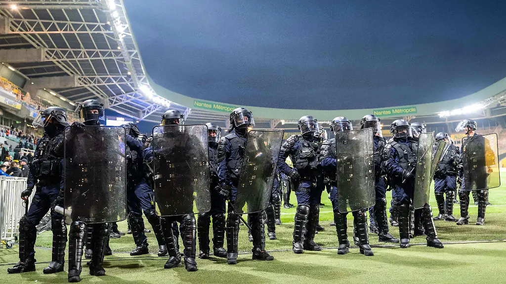 Platzsturm bei FC Nantes: Spielabbruch durch Fan-Ausschreitungen