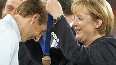 Jürgen Klinsmanns Umgang mit Medien und Unterstützung von Angela Merkel
