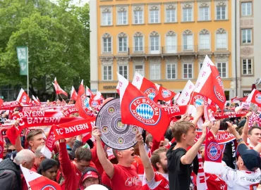 Bayern-Fans bei Meisterfeier durch Banner beleidigt