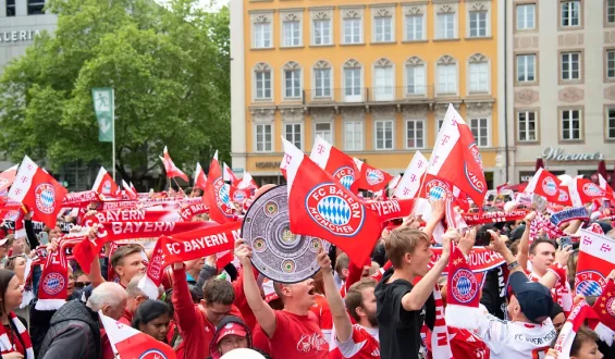 Bayern-Fans bei Meisterfeier durch Banner beleidigt