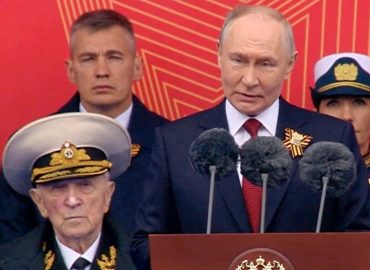 Putin hält Militärparade ohne schwere Waffen ab