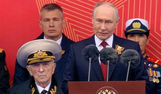 Putin hält Militärparade ohne schwere Waffen ab