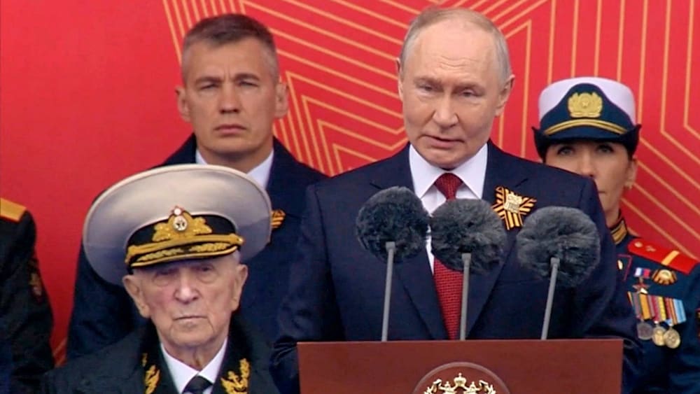 Putin hält Militärparade ohne schwere Waffen ab