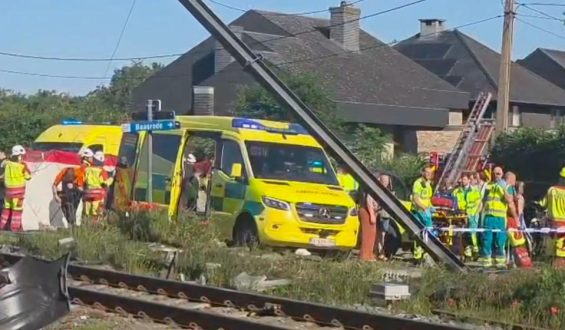 Unfall in Belgien: Schulbus kollidiert mit Zug