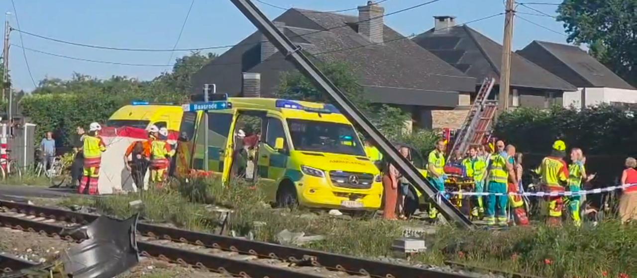 Unfall in Belgien: Schulbus kollidiert mit Zug