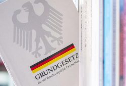 77 Jahre Grundgesetz: Vom Neuanfang zur Stabilität