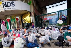 Aktivisten blockieren Werk von Panzerbauer KNDS in Mülheim: Schichtwechsel behindert