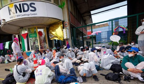 Aktivisten blockieren Werk von Panzerbauer KNDS in Mülheim: Schichtwechsel behindert