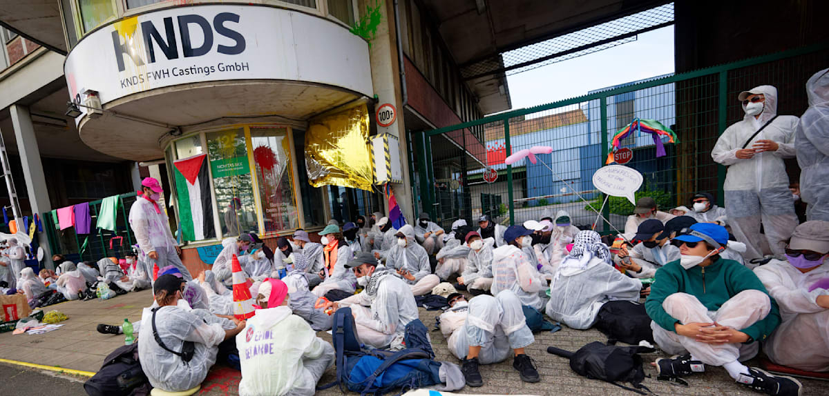 Aktivisten blockieren Werk von Panzerbauer KNDS in Mülheim: Schichtwechsel behindert