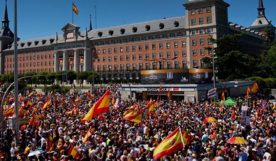 Proteste gegen Spaniens Regierungschef in Madrid: Rücktrittsforderungen und Korruptionsvorwürfe