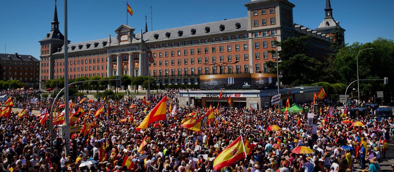 Proteste gegen Spaniens Regierungschef in Madrid: Rücktrittsforderungen und Korruptionsvorwürfe