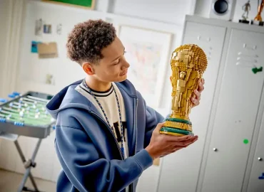 WM-Pokal aus Klemmbausteinen