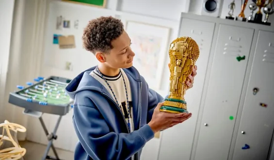 WM-Pokal aus Klemmbausteinen