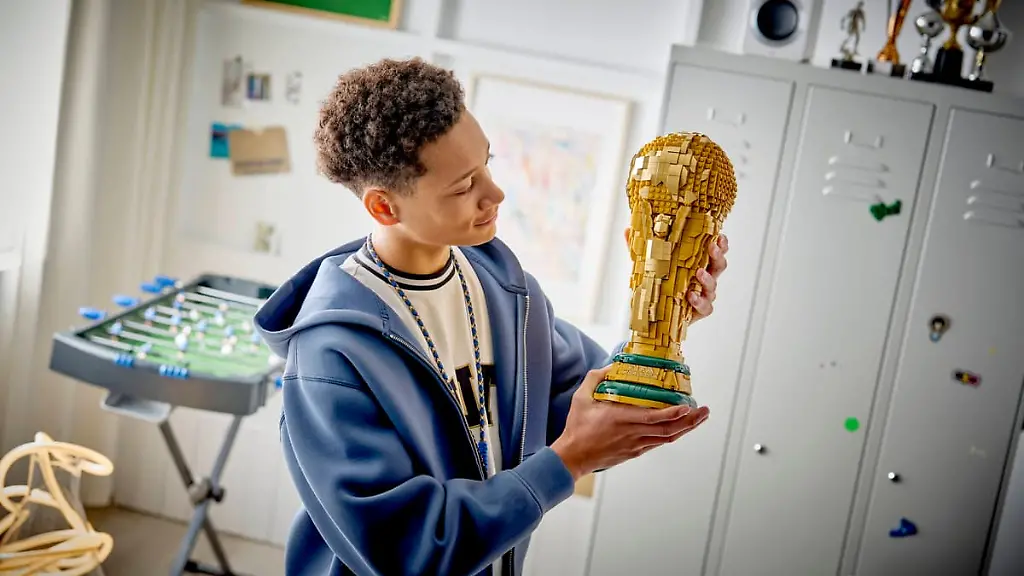 WM-Pokal aus Klemmbausteinen