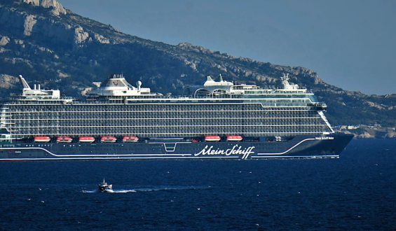 Evakuierung eines Kreuzfahrtschiffs wegen Sprengstoffalarms in Kiel