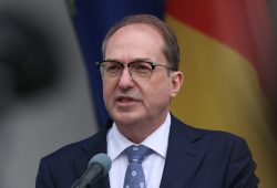 Innenminister Dobrindt warnt vor Drohnenangriffen auf den Bundestag