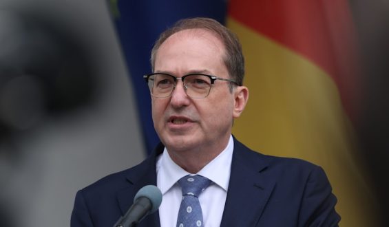 Innenminister Dobrindt warnt vor Drohnenangriffen auf den Bundestag