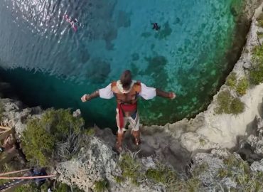 Stuntman stellt Weltrekord im Sprung aus 18 Metern auf