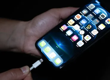 Vorsichtsmaßnahmen bei Smartphone-Akkus: Brandgefahr vermeiden