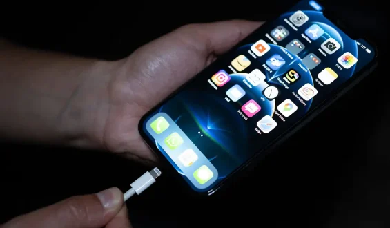 Vorsichtsmaßnahmen bei Smartphone-Akkus: Brandgefahr vermeiden