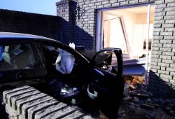 Fahrer unter Alkoholverdacht: Pkw rast in Wohnhaus