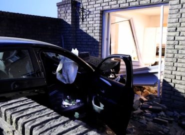 Fahrer unter Alkoholverdacht: Pkw rast in Wohnhaus