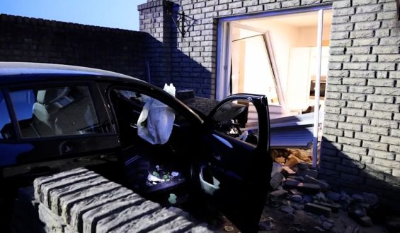 Fahrer unter Alkoholverdacht: Pkw rast in Wohnhaus