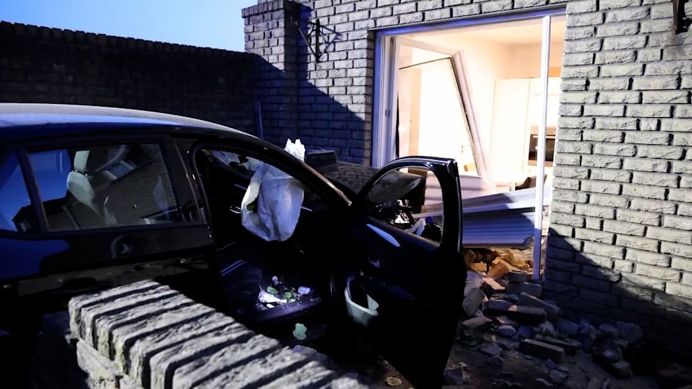 Fahrer unter Alkoholverdacht: Pkw rast in Wohnhaus