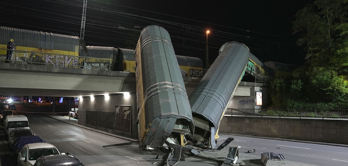 Güterzugunglück in München: Zwei Waggons stürzen von Brücke