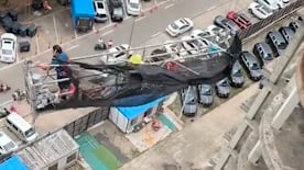 Schreckmoment: Arbeitskorb an Hochhaus in China außer Kontrolle
