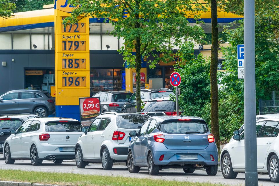 Erhöhung der Treibstoffpreise vor dem Ende des Tankrabatts sorgt für Andrang an Tankstellen