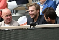 Andre Agassi verfolgt Zverev-Match mit Sohn Jaden in Paris