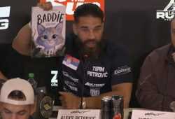 Lustiger Moment bei Pressekonferenz: Fame Fighter überreicht Kinderbuch